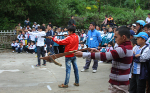 Các môn thể thao dân tộc luôn được huyện Mai Châu chú trọng và đầu tư. Trong đó, môn bắn nỏ luôn được các xã, thị trấn và trường học đưa vào các giải đấu hàng năm.

